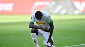 Marcus Thuram marcó por duplicado el último fin de semana de Bundesliga y celebró pidiendo el fin del racismo. La FIFA no quiere que lo sancionen.