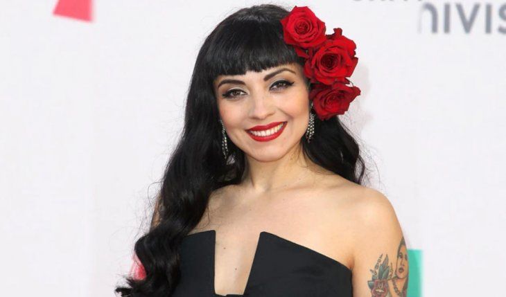 Este nuevo álbum de estudio de Mon Laferte se compone de 14 canciones, donde el pop alternativo y el jazz se entrelazan en un territorio sonoro oscuro, sofisticado y profundamente poético.