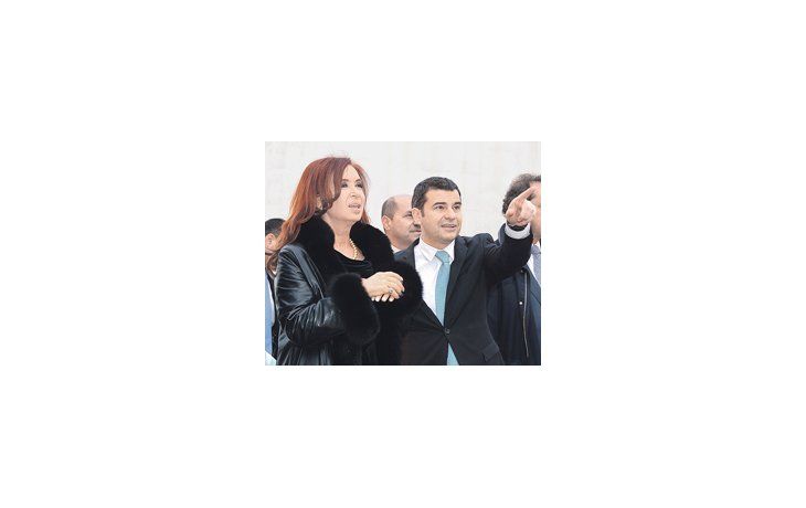 Cristina de Kirchner, junto a Miguel Galuccio en la refinería de Ensenada, atribuyó a «operaciones políticas y mediáticas» las versiones sobre la renuncia del CEO de YPF.
