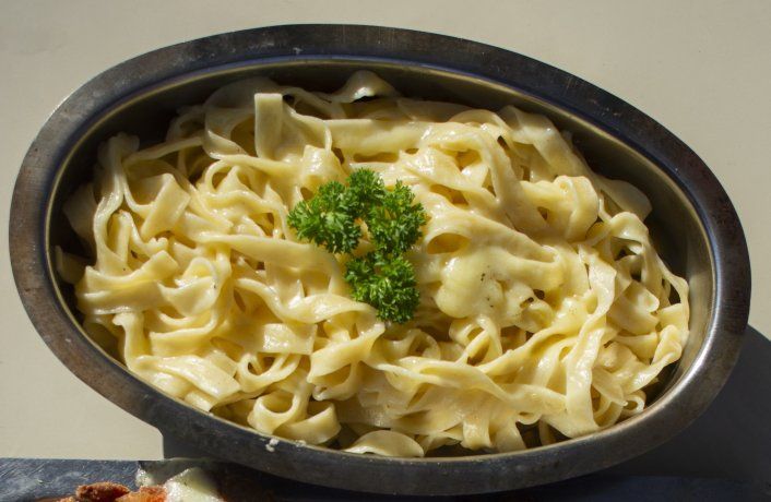 Se destaca la milanesa de berenjena que se puede acompañar con puré de papas, papas fritas, ensalada del día o unos deliciosos fetuccini Alfredo. 