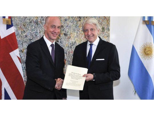 (ARCHIVO). El vicecanciller Carlos Foradori entregó una nota al embajador del Reino Unido en Argentina, Mark Kent, con una formal y enérgica protesta ante los mencionados ejercicios militares, exigiéndole que se abstenga de realizarlos, a la vez que pondrá en conocimiento de la situación al secretario general de las Naciones Unidas.