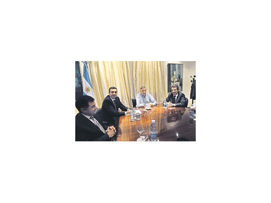 Néstor Kirchner ayer, en Olivos, con el gobernador de Entre Ríos, Sergio Urribarri; el ministrodel Interior, Florencio Randazzo, y el titular de la FAM, Julio Pereyra.