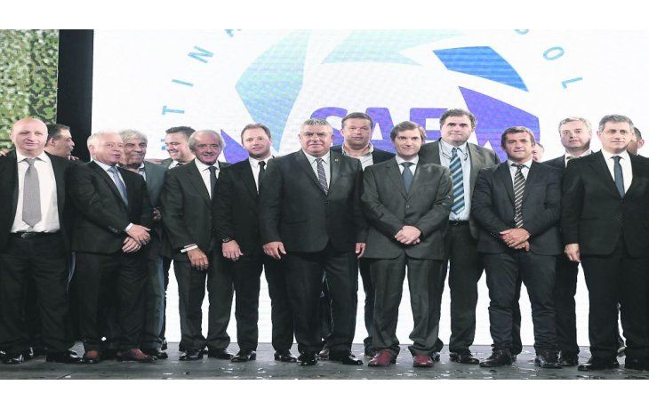 A todo trapo. Claudio Tapia, presidente de AFA, y Mariano Elizondo, CEO de la Superliga, en el medio del escenario, rodeado por dirigentes de clubes de Primera durante la presentación del nuevo certamen.