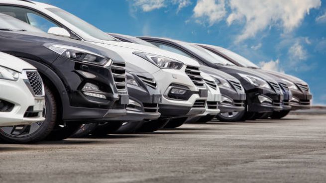 Multas del SAT por irregularidades en venta de autos.