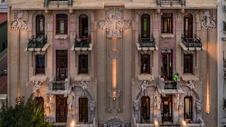 La Casa Calise, ubicada sobre Hipólito Yrigoyen al 2500, se convirtió en una de las máximas expresiones del Liberty milanés en Buenos Aires. La Casa Calise, ubicada sobre Hipólito Yrigoyen al 2500, se convirtió en una de las máximas expresiones del Liberty milanés en Buenos Aires.