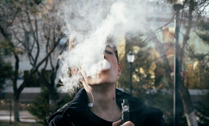La prohibición del vapeo en Argentina genera un mercado informal sin regulación de edad ni calidad. Una campaña busca cambiar esta realidad La prohibición del vapeo en Argentina genera un mercado informal sin regulación de edad ni calidad. Una campaña busca cambiar esta realidad