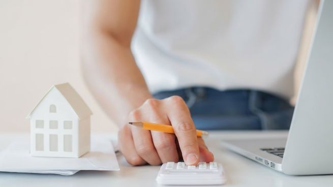 Inquilinos hacen cuentas para saber cuanto pagarán desde el 16 de enero para los contratos aun vigentes por la Ley de Alquileres derogada a fin de 2023