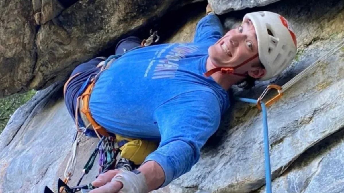 influencer dies after falling from a cliff while broadcasting live on Tiktok