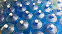 Los bidones de agua pueden convertirse en macetas si se reciclan.