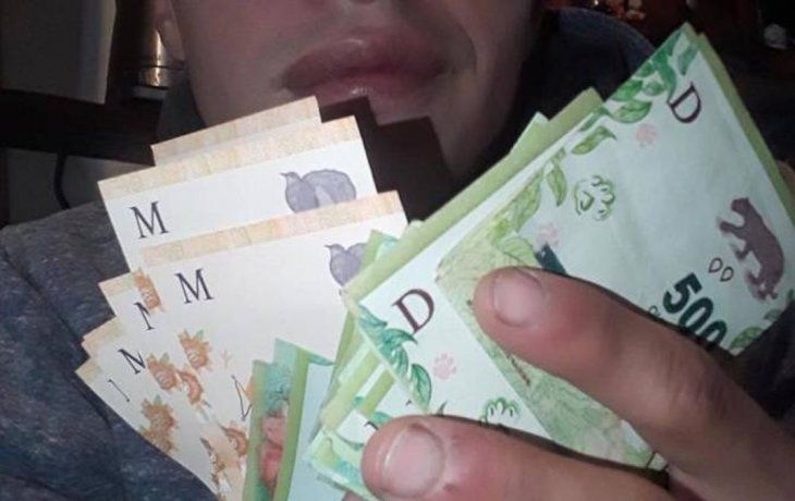 El detenido subió a Facebook una foto con el dinero robado.