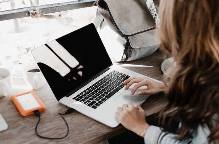 Un 51% de los argentinos está en busca de una mejora en términos de salario y beneficios. Un 51% de los argentinos está en busca de una mejora en términos de salario y beneficios. 