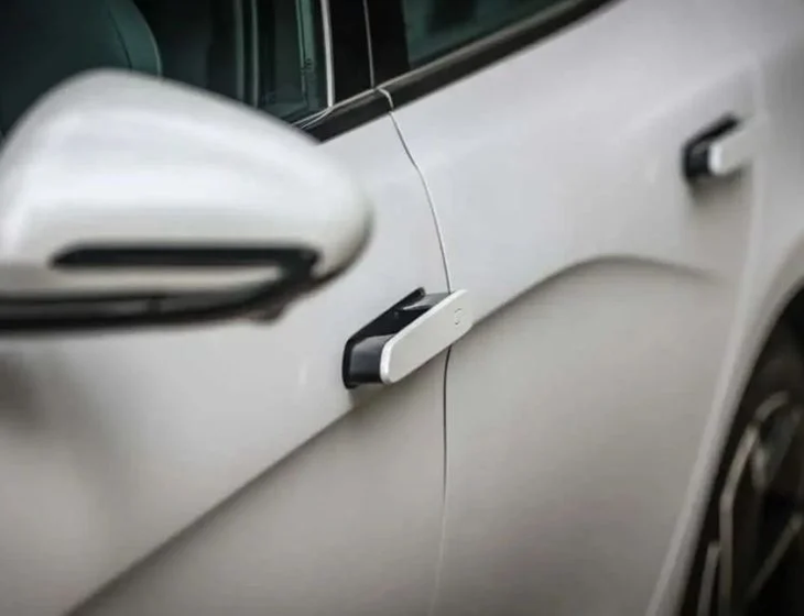 Given the increase in failures and accidents, China announced that it will prohibit completely hidden handles from July 2027. All vehicles must have a visible and accessible manual system from the outside.