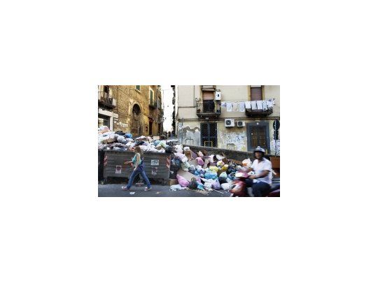 Nápoles, bajo toneladas de basura.