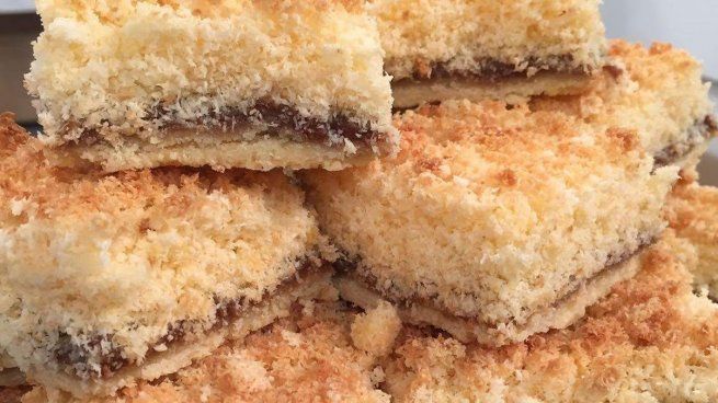 Cuadraditos de coco y dulce de leche.
