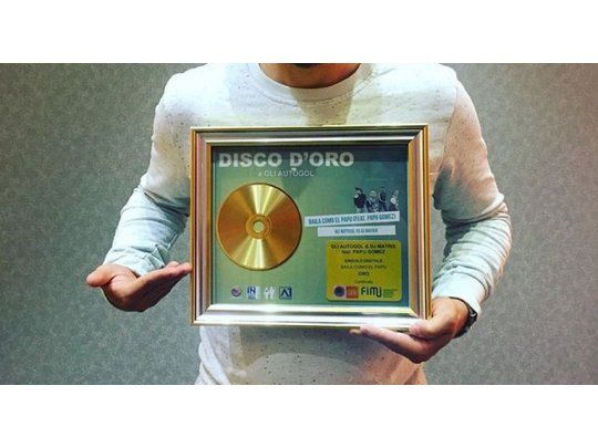 Gómez recibió el Disco de Oro por el Papu Dance.